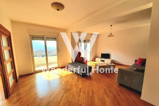 Просторная квартира с 3-мя спальнями в Будве